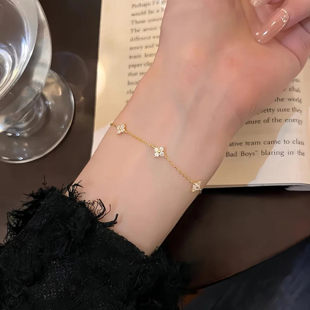 18K Altın Kaplama Dört Yapraklı Yonca Kolye | Zirkon Taşlı Paslanmaz Çelik Kadın Kolye | Şans ve Zarafetin Simgesi