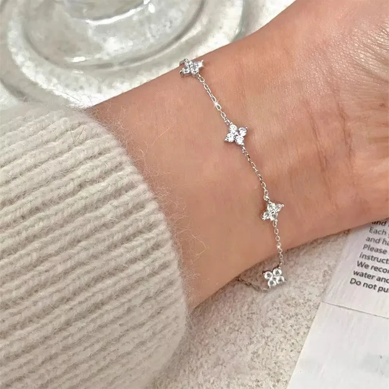 18K Altın Kaplama Dört Yapraklı Yonca Kolye | Zirkon Taşlı Paslanmaz Çelik Kadın Kolye | Şans ve Zarafetin Simgesi